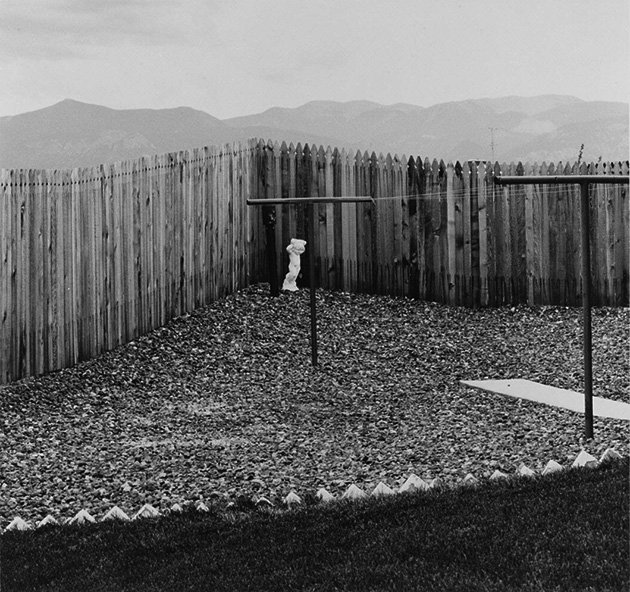 efacontigo's tweet image. Robert Adams aprecia la presencia permanente de un paisaje inmenso y amenazante que se impone desde unos horizontes lejanos. 

📷 Robert Adams. 1974/1989