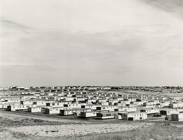 efacontigo's tweet image. Robert Adams aprecia la presencia permanente de un paisaje inmenso y amenazante que se impone desde unos horizontes lejanos. 

📷 Robert Adams. 1974/1989
