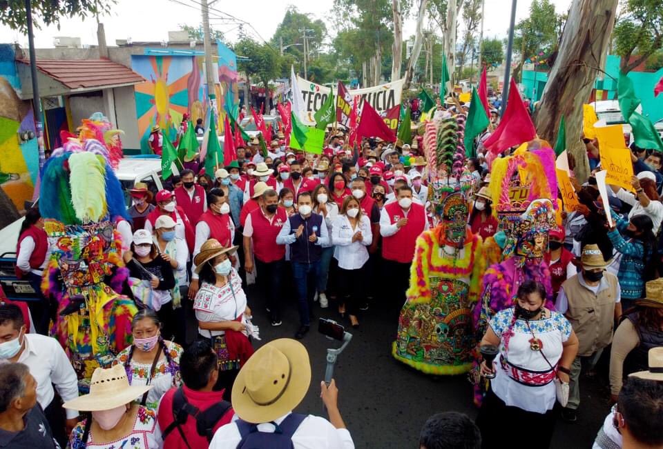 AliciaRobles_Ac's tweet photo. Es para mi un honor, caminar a la par de miles de amigos y vecinos milpaltenses. Me siento muy agradecida por su acompañamiento a lo largo de este tiempo, el día de hoy quedó claro que en Milpa Alta estamos listos para ganar.
#SoyAliciaRoblesAcevedo 💙❤️💛
#Tlazocamati https://t.co/tFXMvd2W5i