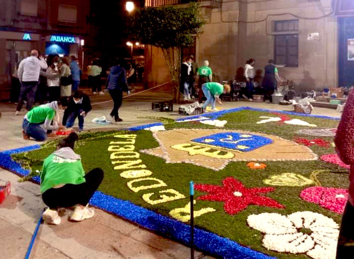 AlfombristasGAL's tweet photo. REDONDELA: #AlfombristasdeGalicia integrados na  #FederaciónGalega traballan nas alfombras da #FestadaCoca 

#EnDirecto (#Redondela) 

@AtlanticoDiario @ElenaCandiaLu @castro_domingue @lavozdegalicia @marsoteloenred @RedePatrimonio https://t.co/IPkTmWkXmu