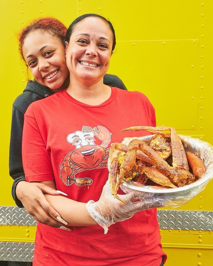 reyonnie451's tweet photo. I forgot to tell Twitter lol my mom has a seafood boil inspired food truck in PDX. The Dripn Crab on 82nd and Powell is ⛽️⛽️⛽️⛽️ https://t.co/beH3W3Z0Pu