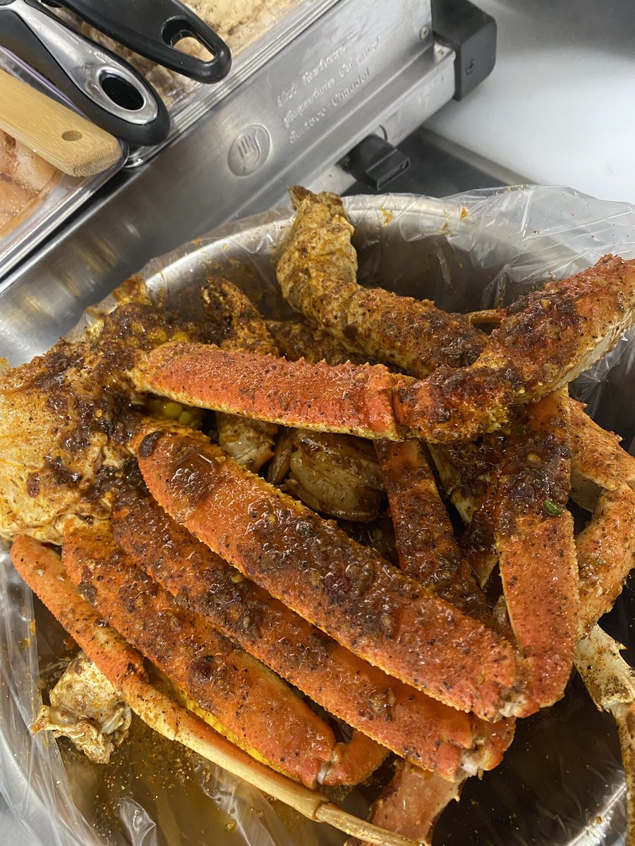 reyonnie451's tweet photo. I forgot to tell Twitter lol my mom has a seafood boil inspired food truck in PDX. The Dripn Crab on 82nd and Powell is ⛽️⛽️⛽️⛽️ https://t.co/beH3W3Z0Pu