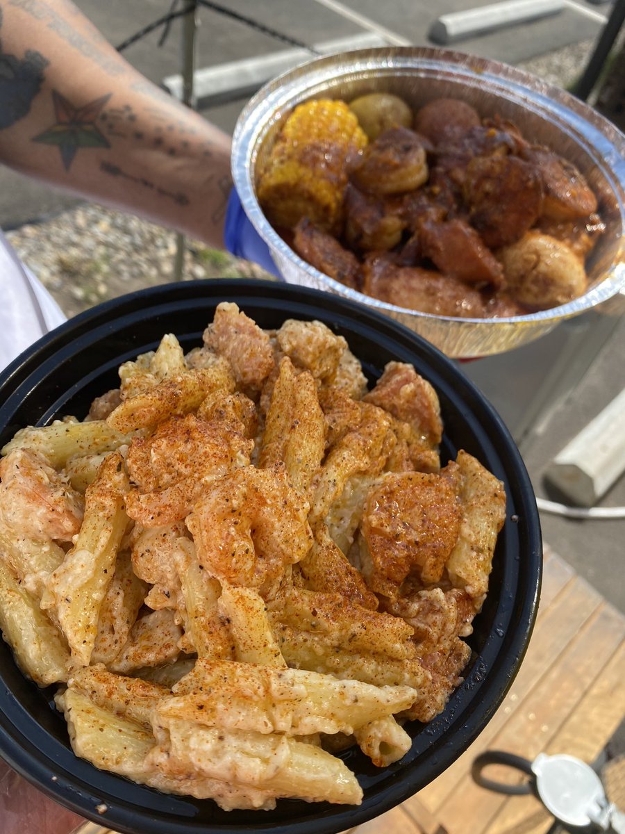 reyonnie451's tweet photo. I forgot to tell Twitter lol my mom has a seafood boil inspired food truck in PDX. The Dripn Crab on 82nd and Powell is ⛽️⛽️⛽️⛽️ https://t.co/beH3W3Z0Pu