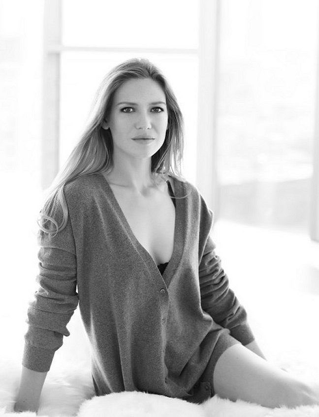 “Artemis of the wilderness, lady of wild beasts. . . Zeus has made you a lion among women, and given you leave to kill any at your pleasure . . . you hunt down the ravening beasts in the mountains and deer of the wilds."

#WomanCrushWednesday
#WomanCrushEveryday