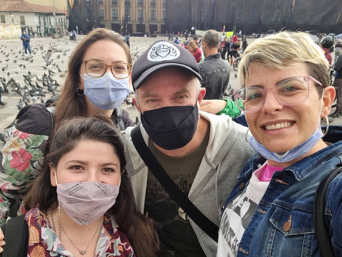 Desde #Bogota la @MisionIntCol continua registrando testimonios y cada día que pasa el pueblo colombiano nos demuestra su fuerza y su convicción para decirle BASTA a la miseria y a la muerte.
@Mily_Rezi
<a href="/vikingomaldo/">Sergio Maldonado</a>
<a href="/SeylaRiera/">Seyla Riera</a>

#ColombiaEnLucha 
#SOSColombiaDDHH