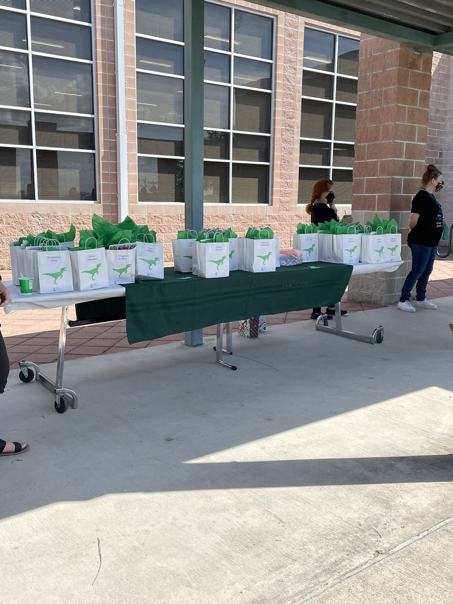 CorreaYvonne's tweet photo. Enjoyed celebrating @NISDRhodes 5th graders at their Promotion Parade & loved spending time with @pramireznisd & @vicko1360. We’re so excited for our future Texans to join us in August. 😊💙
#neffconnected #NeffReunited https://t.co/MnevaViIeV