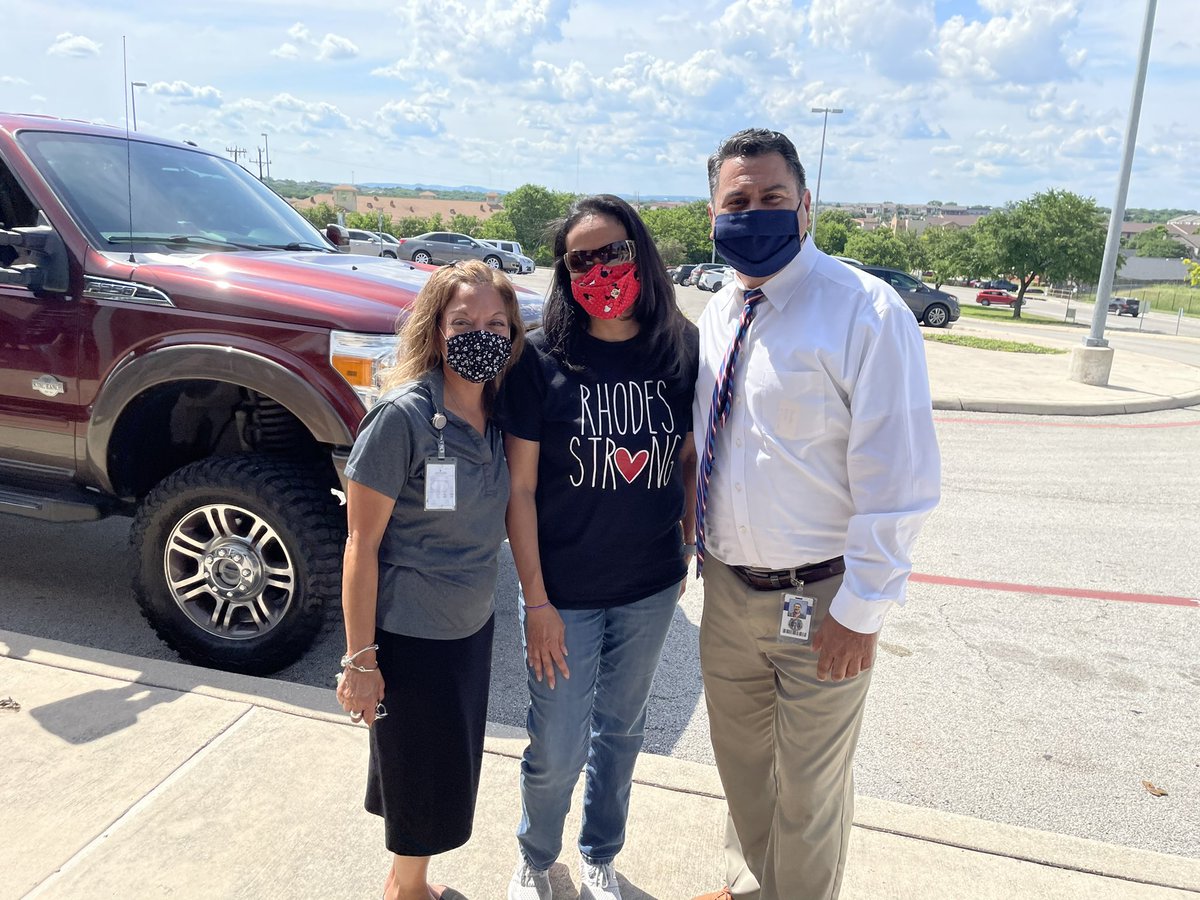 CorreaYvonne's tweet photo. Enjoyed celebrating @NISDRhodes 5th graders at their Promotion Parade & loved spending time with @pramireznisd & @vicko1360. We’re so excited for our future Texans to join us in August. 😊💙
#neffconnected #NeffReunited https://t.co/MnevaViIeV
