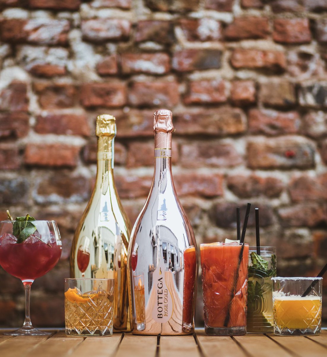 SolitaYork's tweet photo. From unlimited drinks during #BottomlessBrunch to #HappyHour between 4-6pm, there’s something to cheers to everyday at Solita #York🥂

So, whether it’s a date night or a mate date, book today so that you can come and celebrate🙌

Simply click the link👉 https://t.co/zgbsSflVR7 https://t.co/wEyAiNv2pl