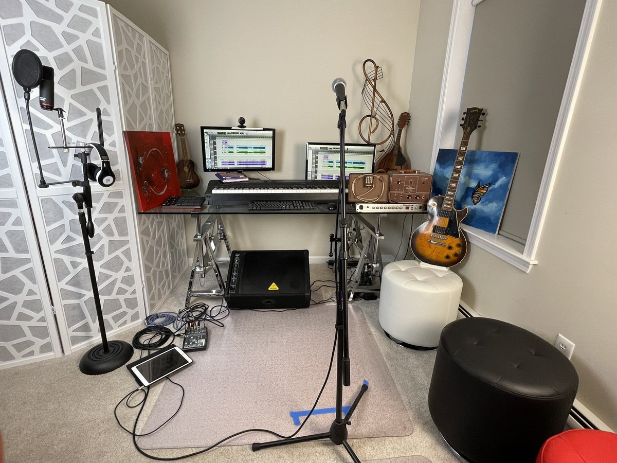 SamarahConley's tweet image. I will be performing my award winning song Movin’ On live in less than 30 minutes for the opening night of the @newmediafilmfestival 
.
.
.
.
.
#newmediafilmfestival #newmedia #filmfestival #singersongwriter #liveperformance #recordingartist #livemusuc