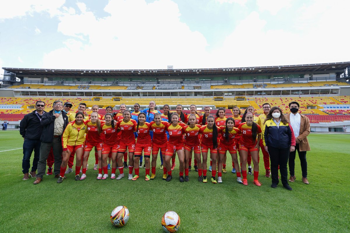 blancaduranh's tweet photo. Estás mujeres campeonas de la Sub-13 jugaron por primera vez en el Campín https://t.co/2WGM825NH8