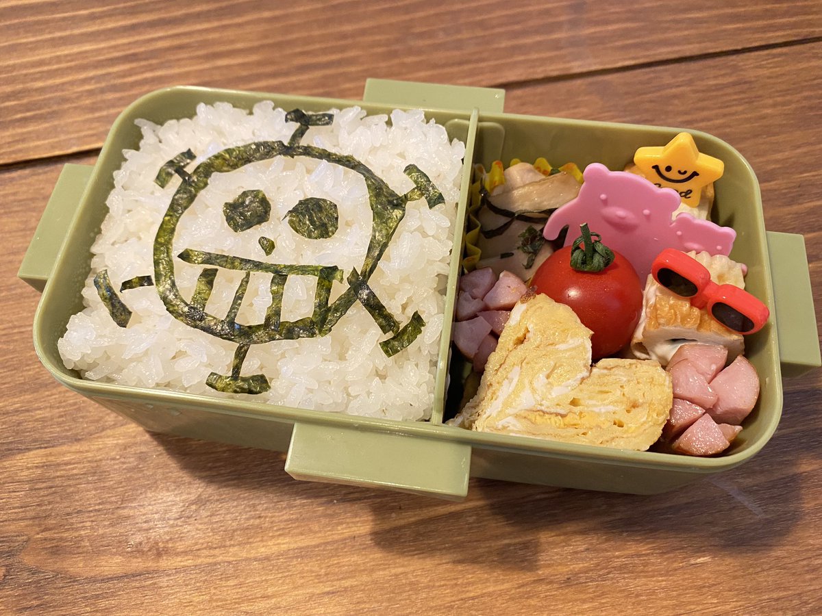 りさちゅん 今日のお弁当 目が覚めて海苔を切りたい 謎の思いつきと勢いで出来た ローご飯と ベポはバランで いつもより具沢山 さて キャラ弁と認めてもらえるのだろうか 笑 お弁当記録 お弁当初心者 お弁当 キャラ弁初心者