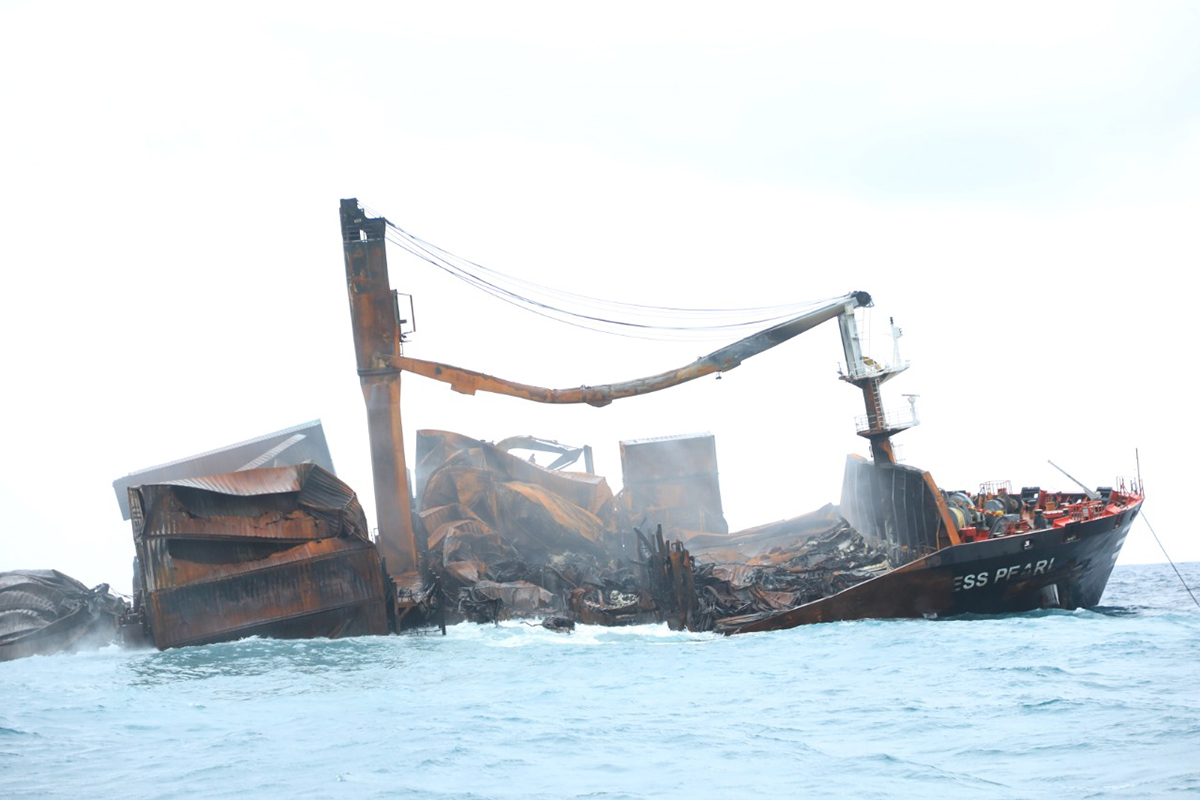 Fire on X-Press Pearl: #Vessel’s aft sits on seabed
A joint operation in coordinating with local authorities to mitigate the impact of the possible environmental damage due to the fire on #MVXPressPearl continues today. Read more at;
news.slpa.lk/index.php/2021…