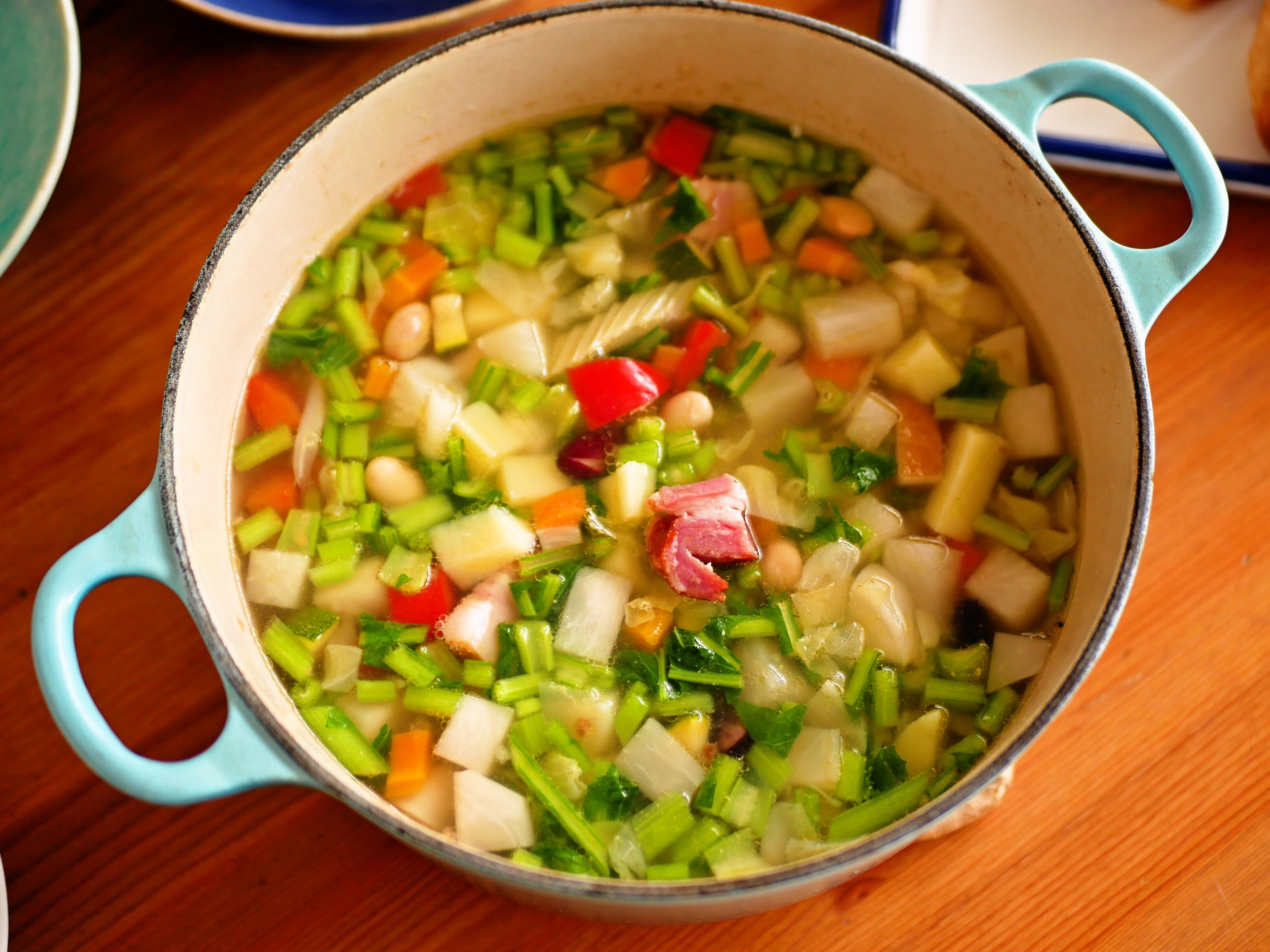 Twitter 上的 白央篤司 いいパンとベーコンがあったので昼はスープ あまり野菜をあれこれ刻んでミネストローネ的に どうにもカブを欲したので多めに ニンジンとズッキーニ キャベツの硬いとことセロリ ベーコン先に煮て ズッキーニ カブ ジャガイモ パプリカ