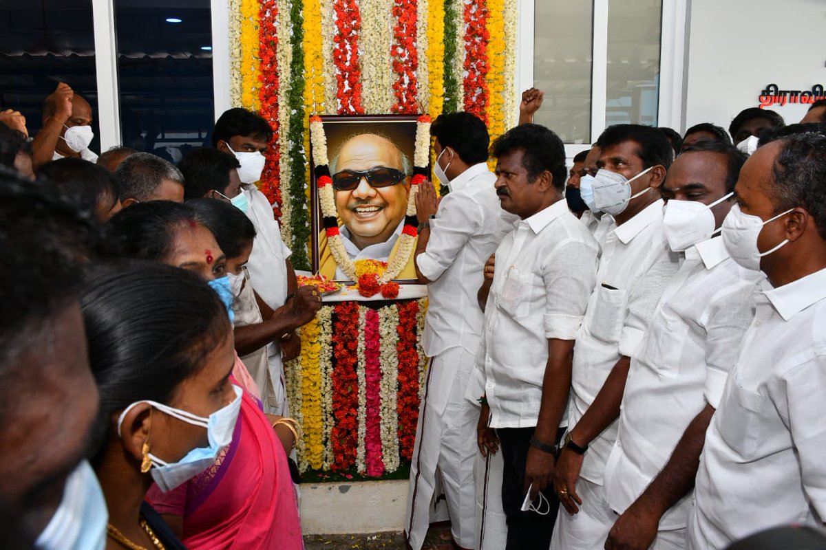 Anbil_Mahesh's tweet photo. முத்தமிழறிஞர் கலைஞர் அவர்களின் 98-வது பிறந்தநாளை முன்னிட்டு திருச்சி தெற்கு மாவட்டக் கழக அலுவலகத்தில், அவரது திருவுருவப் படத்திற்கு மாலை அணிவித்து மரியாதை செலுத்தினேன். 1/2 https://t.co/ZkiRCmmgkT
