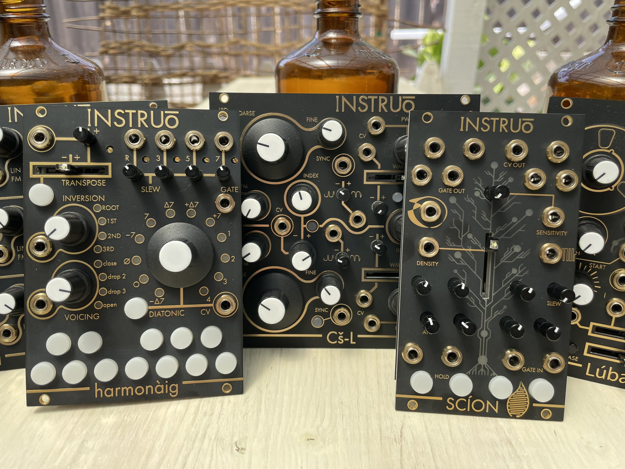 Instruo scionモジュラーシンセ