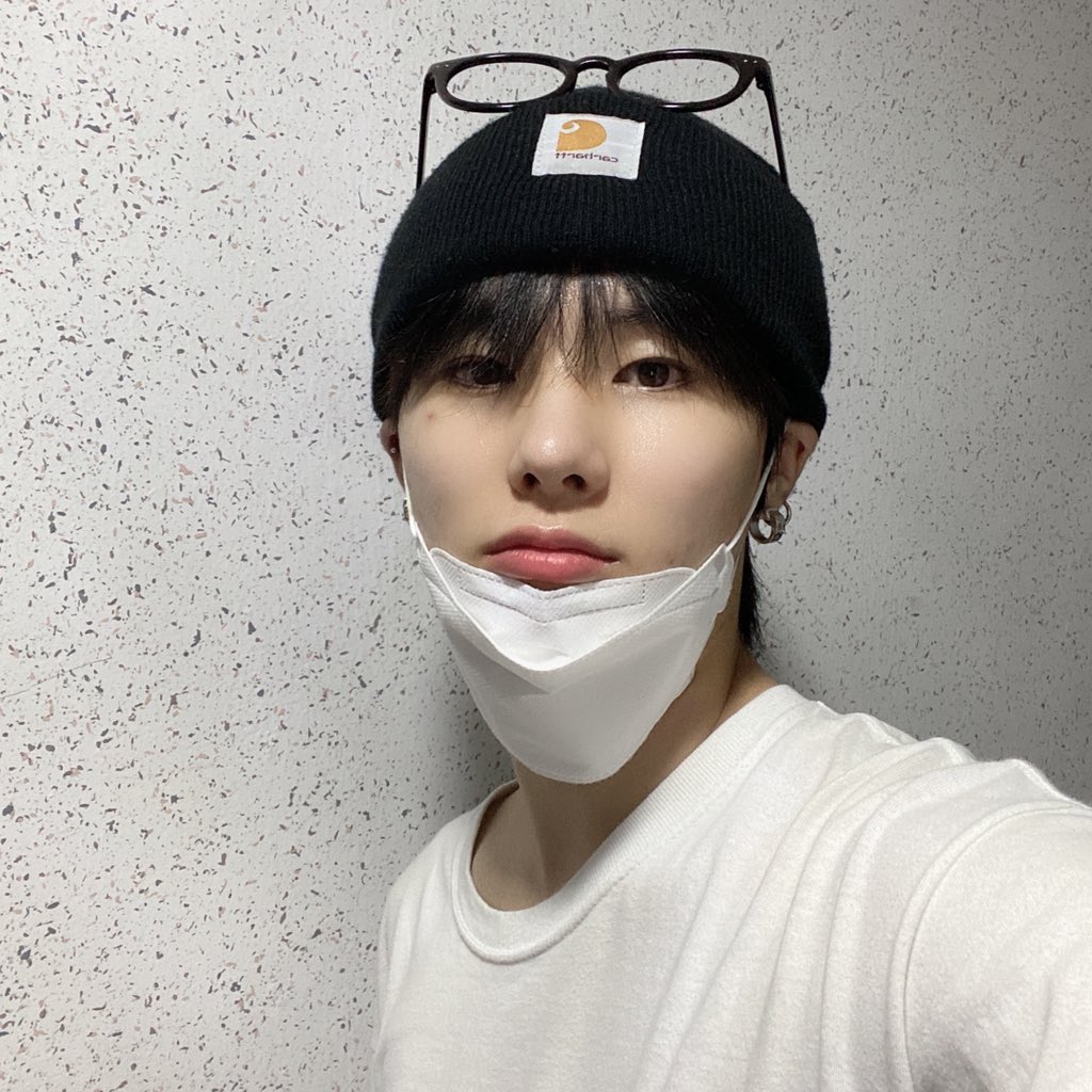 ELASTofficial's tweet photo. “널 더 LOVE" 이어폰으로 들어야 더 좋은 것 같아용•̑‧̮•̑  과분하지만 정말 좋은 말들 많이 해 주셔서 정말 고마워요 엘링! 🏙

#ELAST #엘라스트 #WonHyuk #원혁 #널더LOVE 👉🏻💕 https://t.co/xPJHBDPCt1