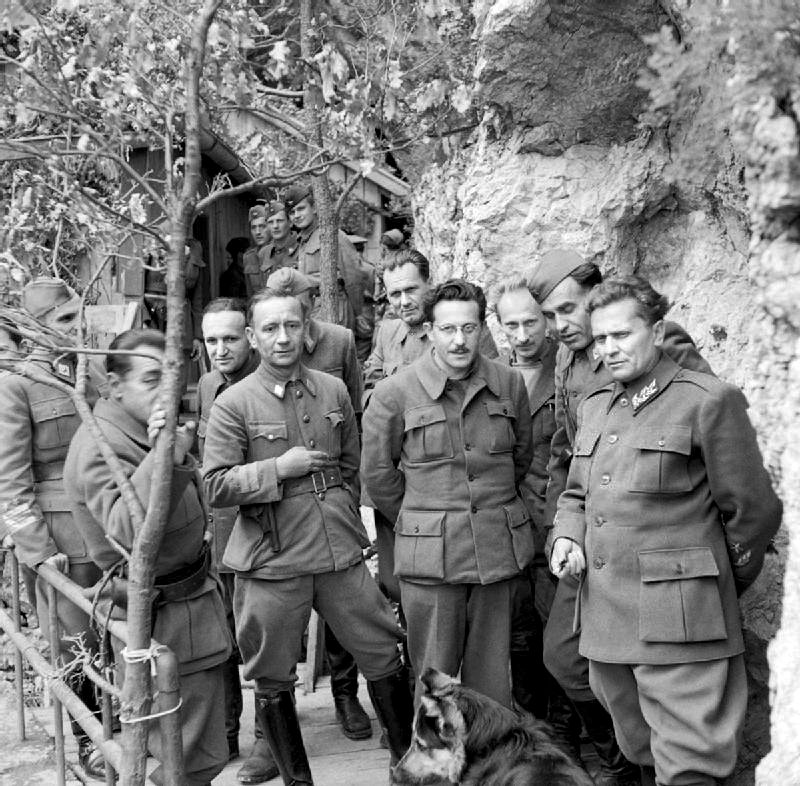 Dusan_Dimitrije's tweet photo. Vrhovni štab NOVJ u Drvaru 1944, neposredno pred operaciju "Rösselsprung" (Konjićev skok). https://t.co/DkY0gNVxKB
