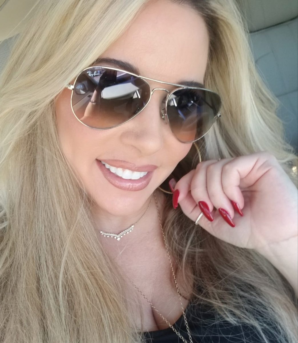 .@iamkimkline 🥰😍😊

#throwbackthursday moments...♥️
--->kimkline.com

#inside #exhale #standtall #politicsoflove #theheartalwayswins #dreams