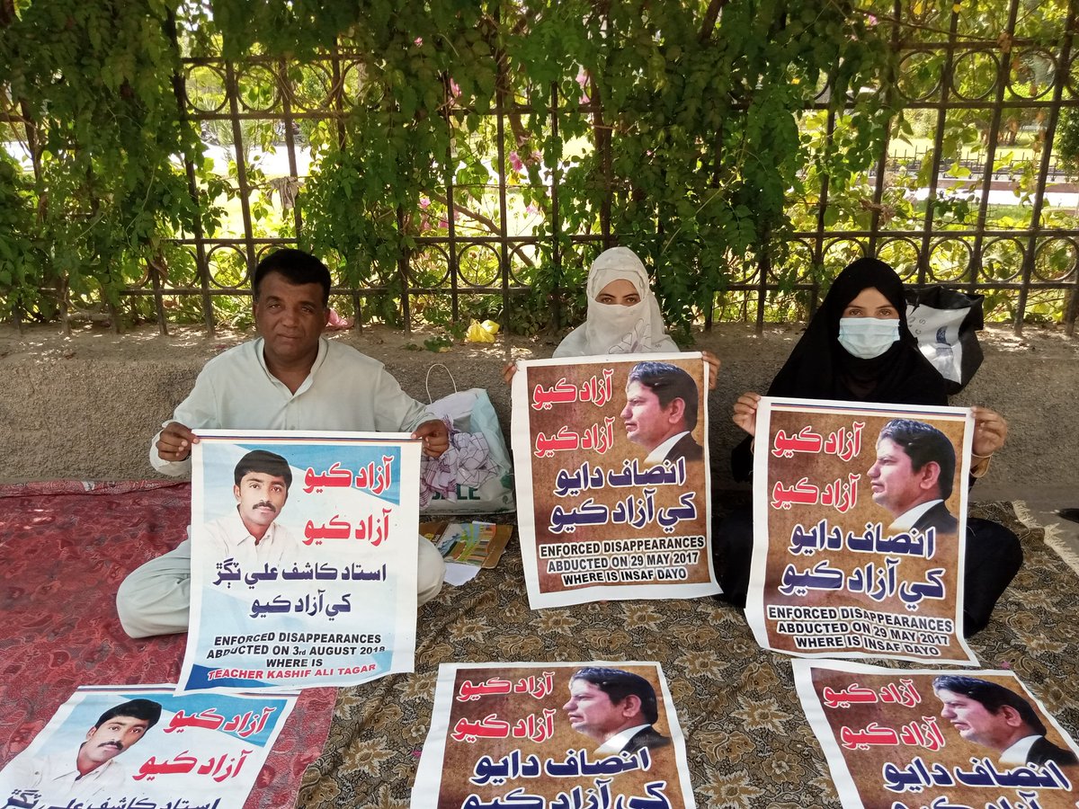 AqsaDayo's tweet photo. لاڙڪاڻي مان کنڀي گم ڪيل انصاف دايو ۽ استاد ڪاشف ٽڳڙ
جي وارثن پاران پنهنجي پيارن جي آزاديءَ لاءِ لاڙڪاڻي پريس ڪلب آڏو احتجاج ريڪارڊ ڪرايو ۽ مطالبو ڪيو ته اسان جي پيارن کي جلد کان جلد آزاد ڪري اسان جي مايوسي کي ختم ڪيو وڃي..
#Rleaseinsafdayo
#Rleaseallmissingperons https://t.co/3wQOH5FiEW