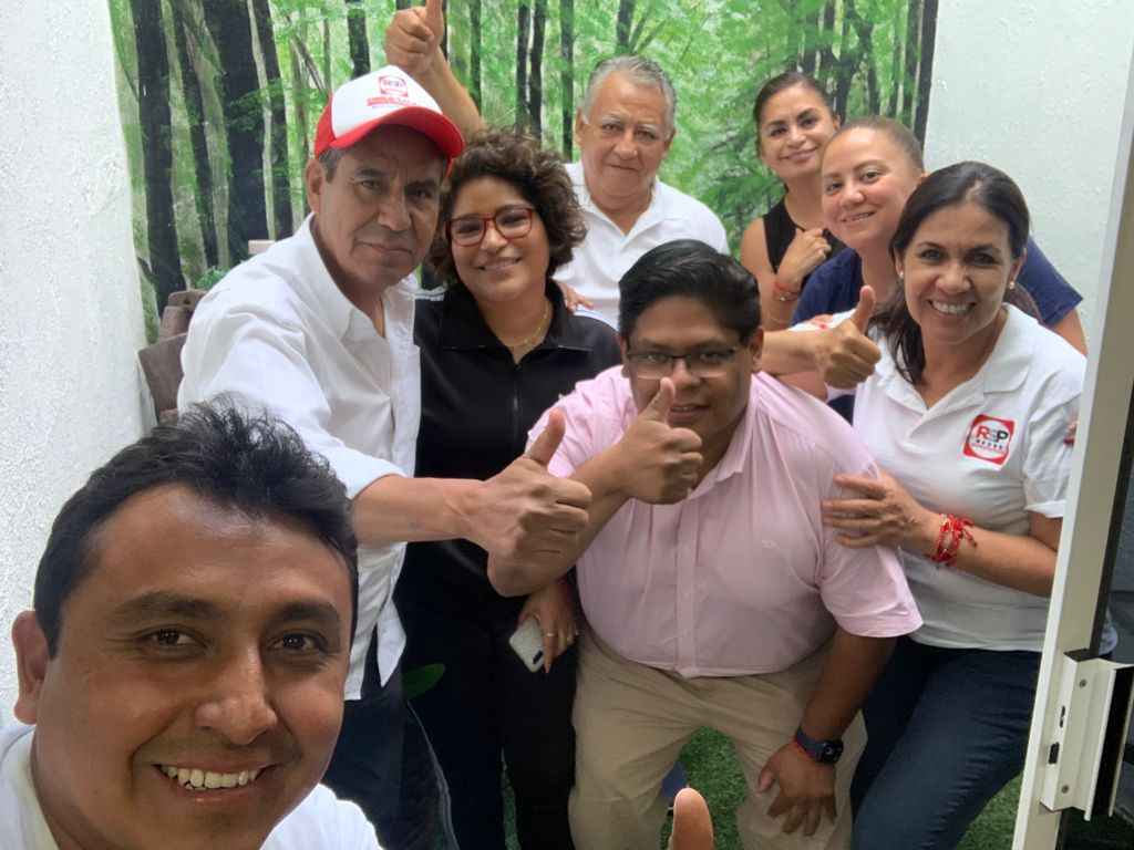 MaestrosProgre1's tweet photo. Cerrando el día con candidat@s maestr@s de esta gran red progresita. 
Juntos y juntas adelante para #SanarAPuebla 

#VotaRSP #6DeJunio 🗳️🚩🇲🇽
Alma Alvarado candidata Distrito 20 local.
@Cirilo_Salas51 candidato Distrito 9 local. https://t.co/6xVgJJAbG9