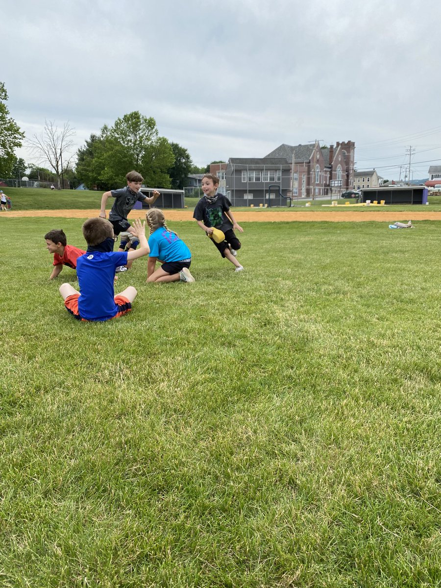 MissGentzler1's tweet image. Having fun with some water games! #reCONNECTnycsd #FieldDay ⁦@DESPolarBears⁩