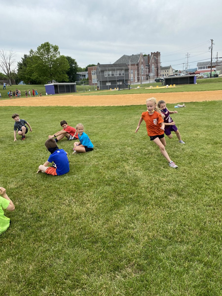 MissGentzler1's tweet image. More Field Day fun! #reCONNECTnycsd #FieldDay ⁦@DESPolarBears⁩