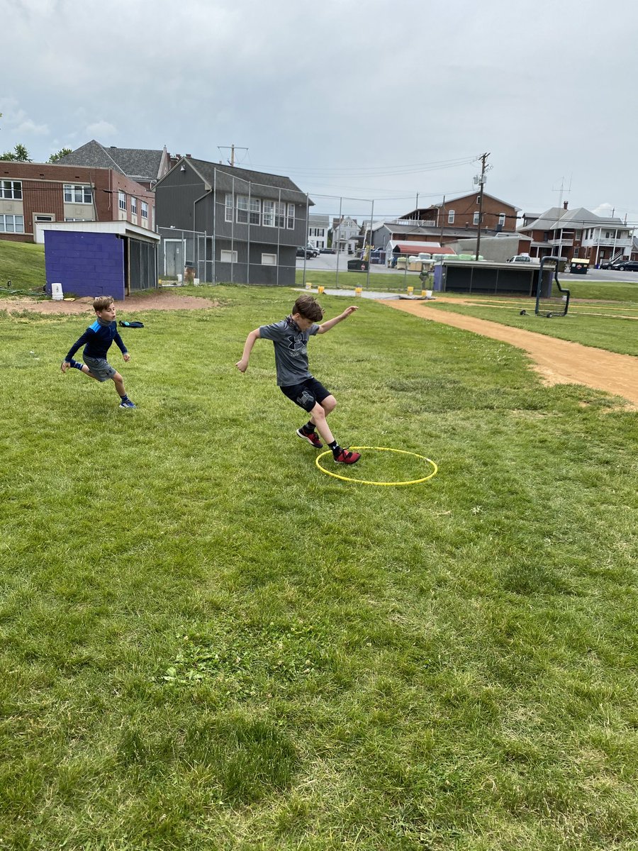 MissGentzler1's tweet image. More Field Day fun! #reCONNECTnycsd #FieldDay ⁦@DESPolarBears⁩