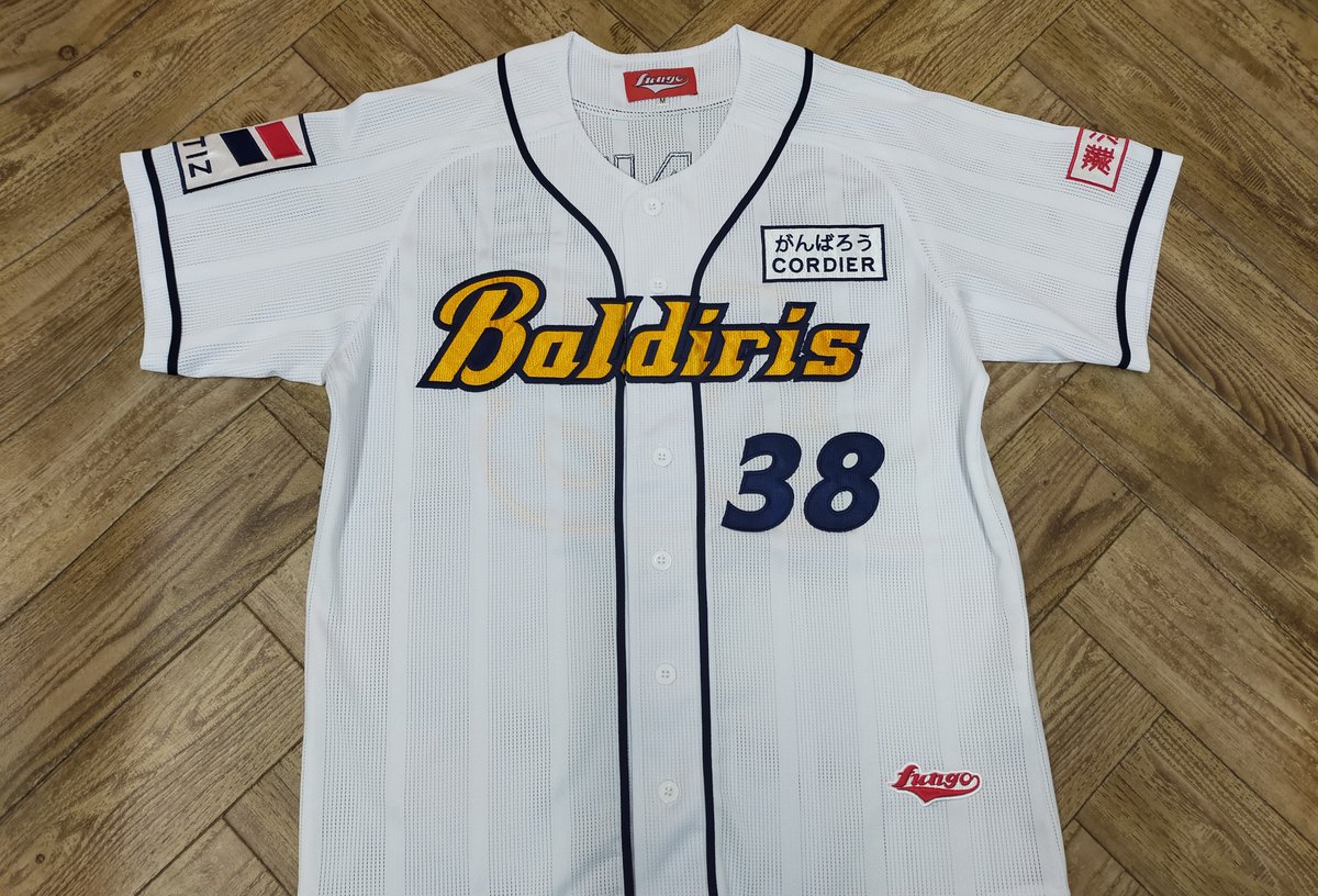 FungoInfo's tweet photo. ファンゴのユニフォーム紹介♪
Baldiris様⚾
このユニフォーム、なんのオマージュかすぐわかる人はかなりの通!?
ちゃんと胸元には「がんばろう」の文字👍👍
リスペクトですねbb
#ファンゴ #Baldiris #野球 #ユニフォーム https://t.co/IBdNlYYxyS