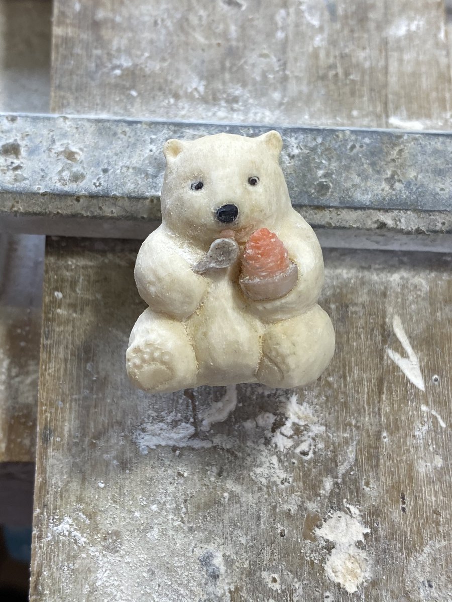 kenjimori4's tweet photo. 灰色のヘラ鹿角でスプーンを作って取り付け中。取り付けたら形を整えていきます。シロクマの舌はピンク色の珊瑚。
#和小物　#珊瑚　#coral #着物　#シロクマ　#帯飾り https://t.co/vcOEV1HMQ4