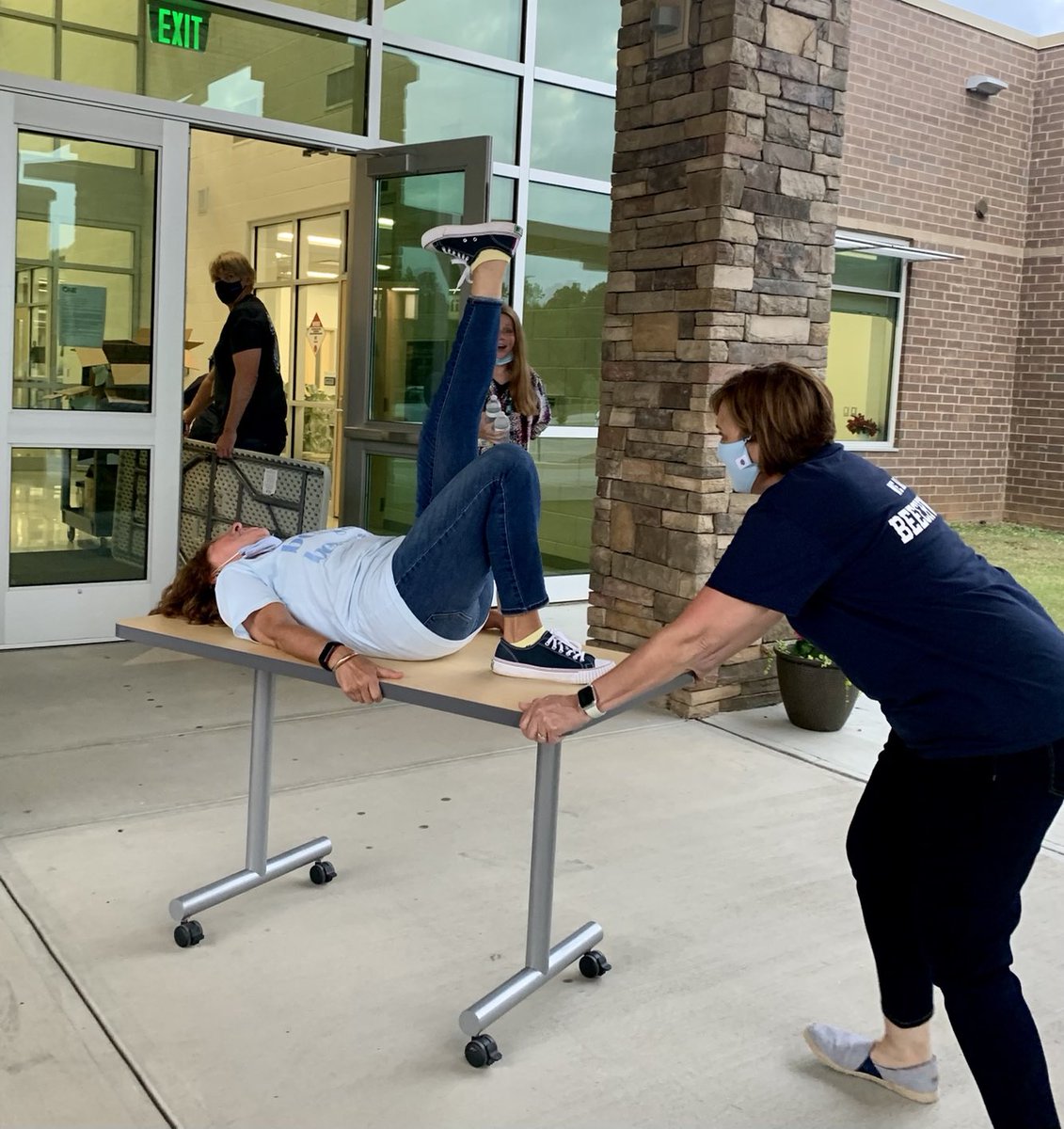 Jenn_Garrick's tweet photo. So much fun celebrating our ⁦@BeechwoodMiddle⁩ 8th graders in their drive through this evening! ⁦@GloriaJenkinson⁩  gave it all she had to make the night special for each student!! https://t.co/X20jWACKW4