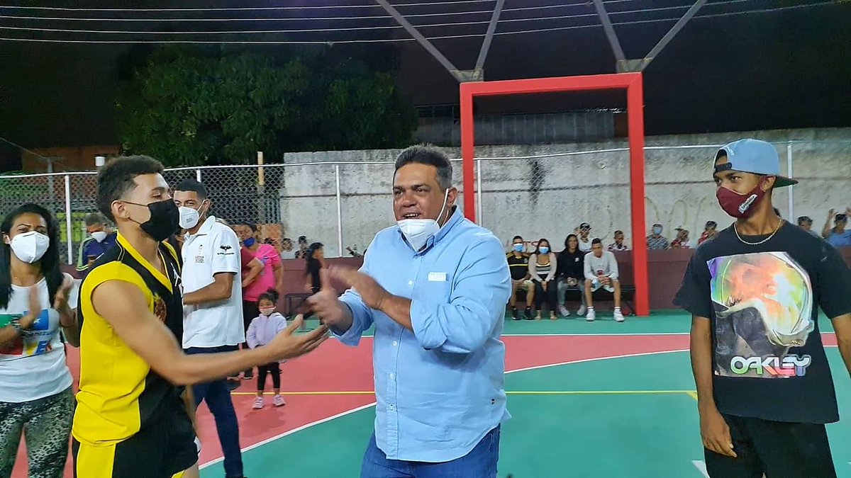 miguel10burgos's tweet photo. Reinaugurada cancha del sector Fórmula 1 en la Vivienda Popular Los Guayos, segunda etapa. Gracias al apoyo del gobernador @lacava10oficial y al presidente @nicolasmaduro seguimos #MarcandoLaDiferencia https://t.co/uZauJAwoHs