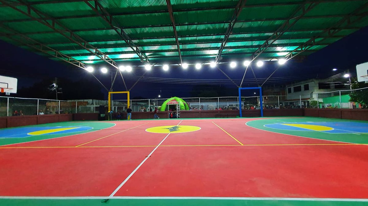 miguel10burgos's tweet photo. Reinaugurada cancha del sector Fórmula 1 en la Vivienda Popular Los Guayos, segunda etapa. Gracias al apoyo del gobernador @lacava10oficial y al presidente @nicolasmaduro seguimos #MarcandoLaDiferencia https://t.co/uZauJAwoHs