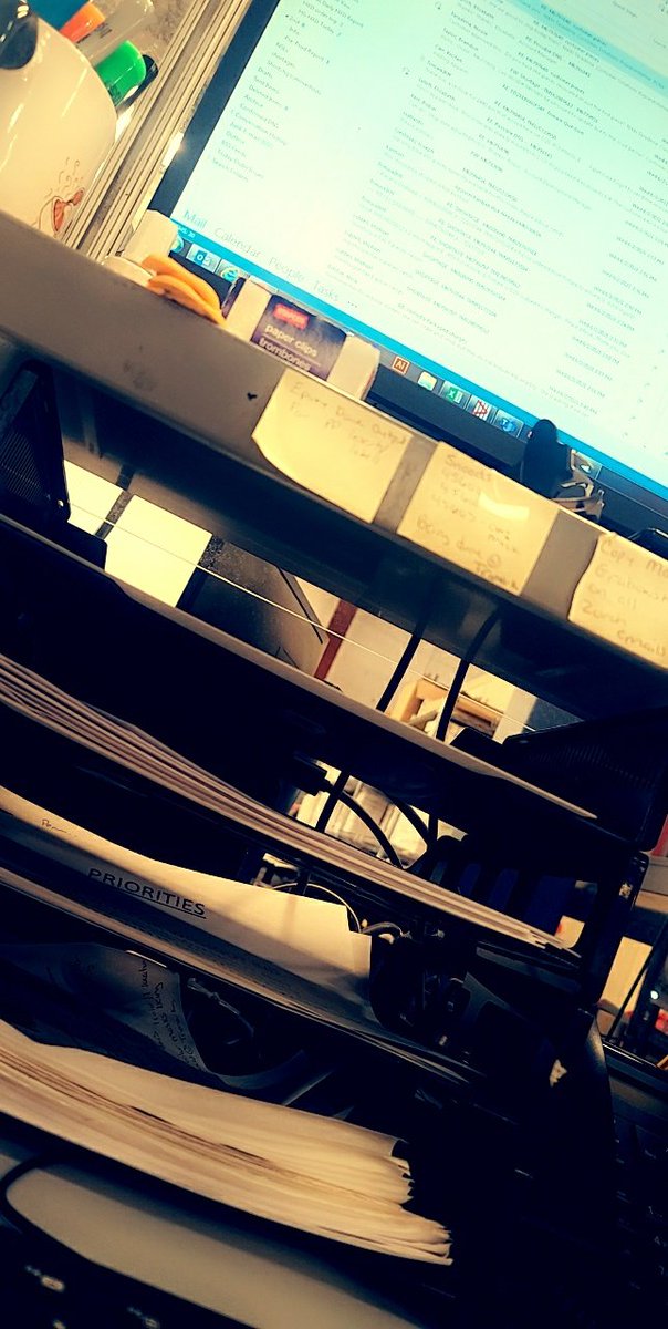 ZomiiieeKiller's tweet image. #WorkBound 😭😭😭😭