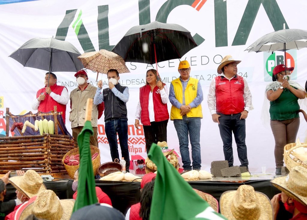 AliciaRobles_Ac's tweet photo. Cuando cae la lluvia deja a su paso campos verdes, tierras enriquecidas para cultivos florecientes; esta tarde Dios nos han bendecido derramando sobre nosotros la abundancia que nos acompañará al triunfo.

#SoyAliciaRoblesAcevedo futura #AlcaldesaDeMilpaAlta
💙❤️💛
#Tlazocamati https://t.co/otxh7rMZtE