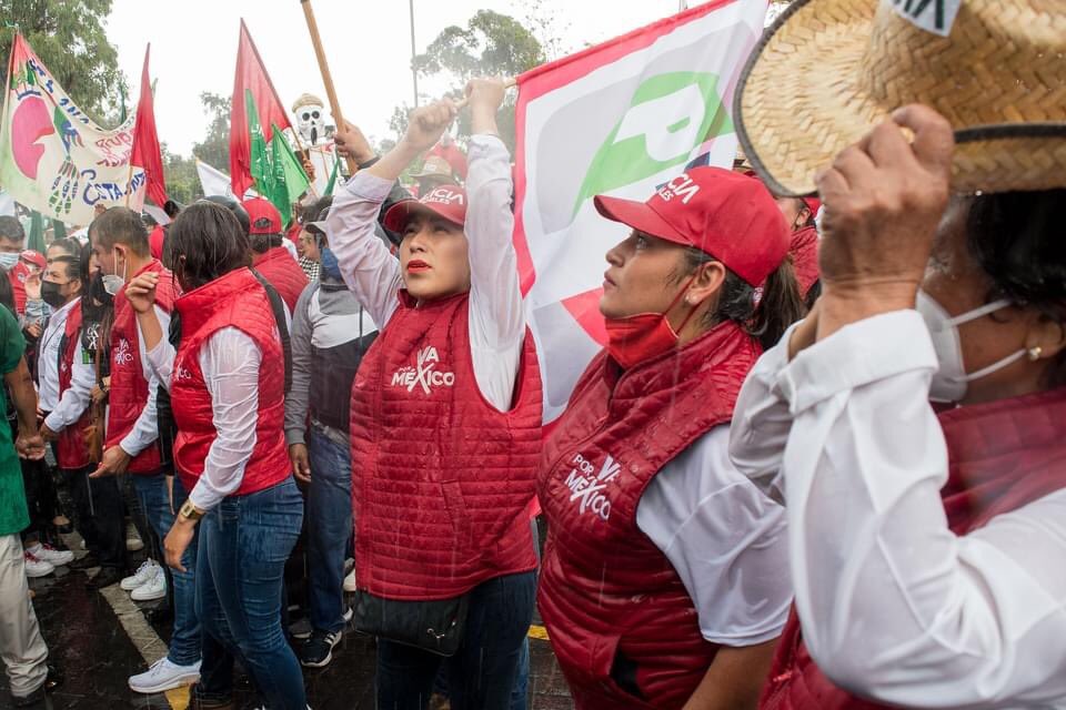 AliciaRobles_Ac's tweet photo. Cuando cae la lluvia deja a su paso campos verdes, tierras enriquecidas para cultivos florecientes; esta tarde Dios nos han bendecido derramando sobre nosotros la abundancia que nos acompañará al triunfo.

#SoyAliciaRoblesAcevedo futura #AlcaldesaDeMilpaAlta
💙❤️💛
#Tlazocamati https://t.co/otxh7rMZtE