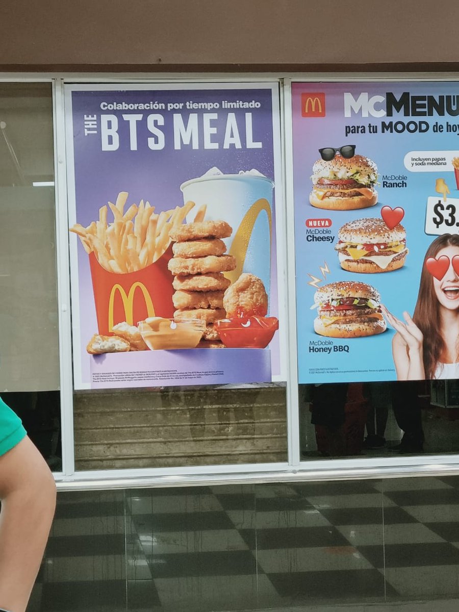 selenagm11's tweet photo. #TheBTSMeal está aquí @mcdonaldspa 💜 https://t.co/WEmzOeRLE2