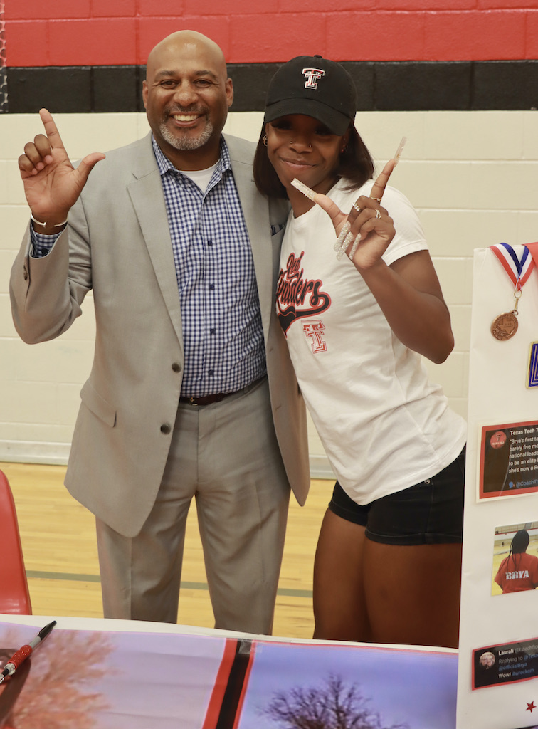 cedarhillisd's tweet photo. @cedarhillisd Superintendent & proud @TexasTech graduate @geraldhudson congratulates future @TexasTech @TexasTechTF @uiltexas 6A Triple Jump Champion @officialBrya
@TeddLMitchell @kirbyhocutt @WesKittley @CHLonghorns
#WreckEm #TexasTechAlumni #TexasTechTrack #SigningDay https://t.co/7ueyWfOCSm