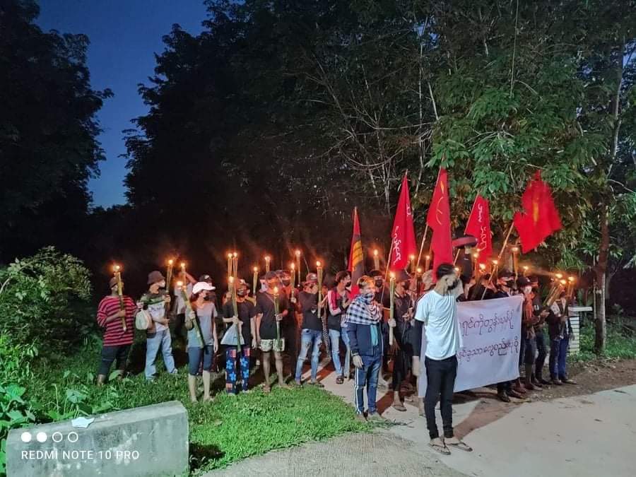 Yahmone19's tweet photo. Dawn Strike to overthrow Dictator by residents in Thayetchaung Tsp,Tanintharyi Region. 
#WhatsHappeningInMyanmar 
#June3Coup https://t.co/oWi3SCBZ1l
