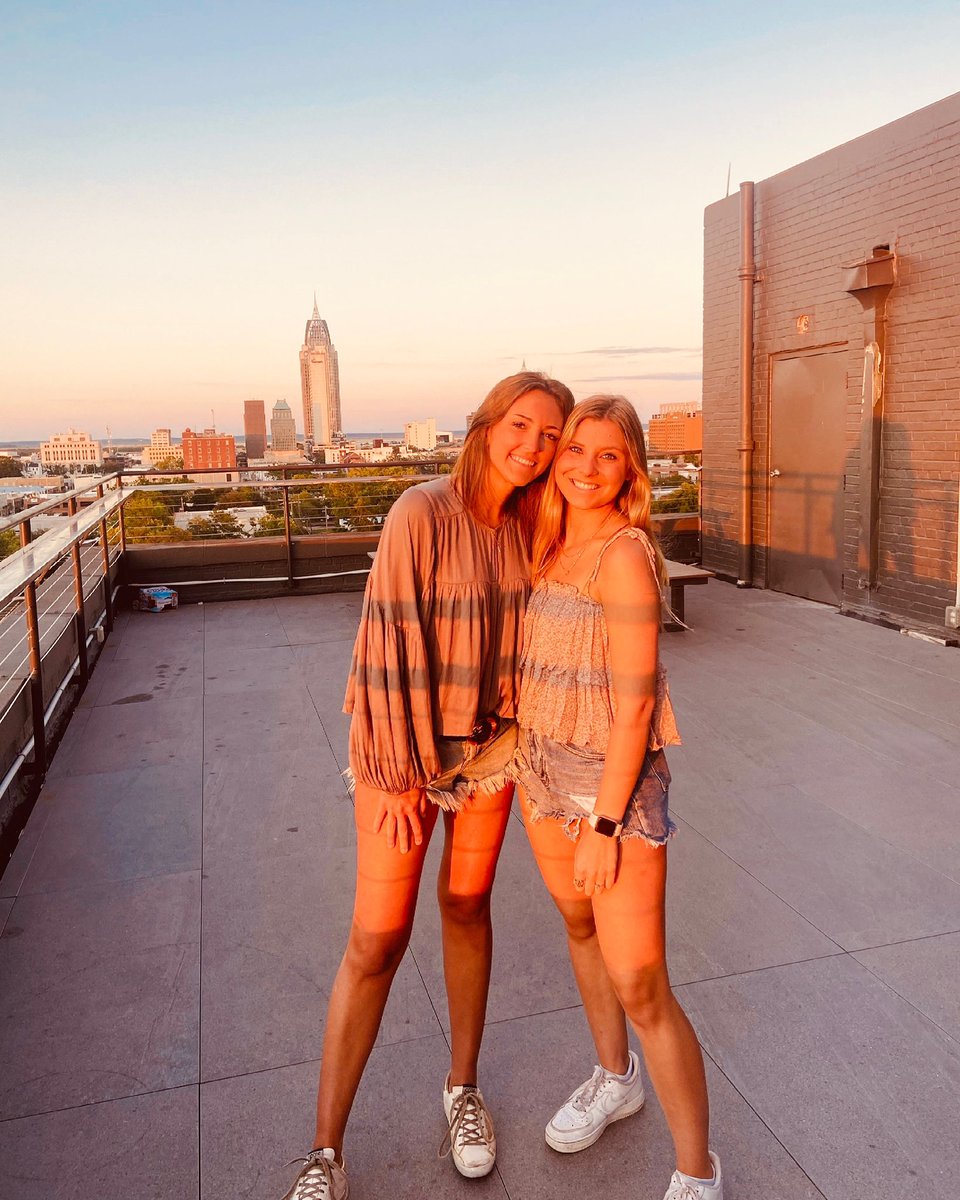Sweet Summertime ☀️
Who’s getting excited for move-in with your besties?? 🙋‍♀️ we’re dreaming of hanging out at our pool 🏊‍♂️ 
•
Send us a picture of you and your future roomies for a chance to be featured on our insta 😌