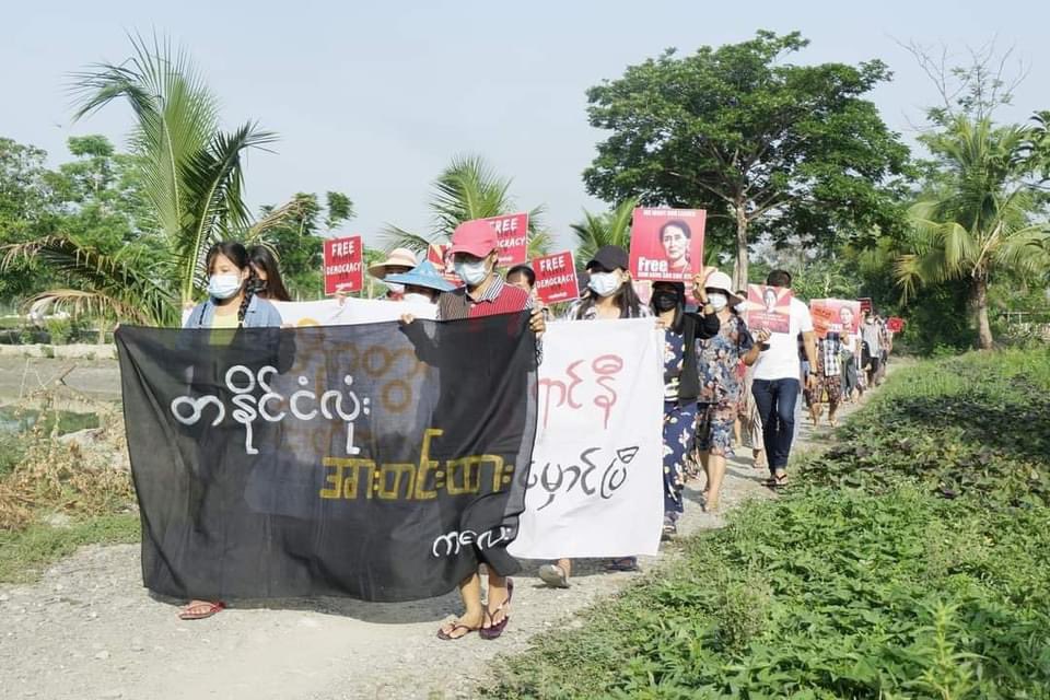 khinsusukhaing's tweet photo. Despite fighting between Kalay people defense force and the military junta, Kalay residents gathered this morning to protest against the military dictatorship. #WhatsHappeningInMyanmar https://t.co/NYPXLNuBnY