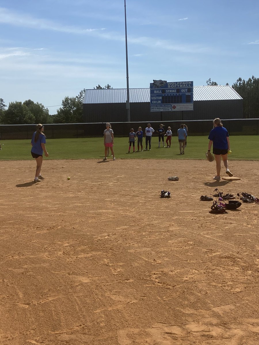 CoLinSoftball's tweet image. Had such a good time with all these future ballers! Lots of fundamentals, skills, and fun from everyone over the last two days! 

Thanks to all our campers who came out this week! We look forward to seeing y’all again in the future!

#futureladywolves #welcometowesson