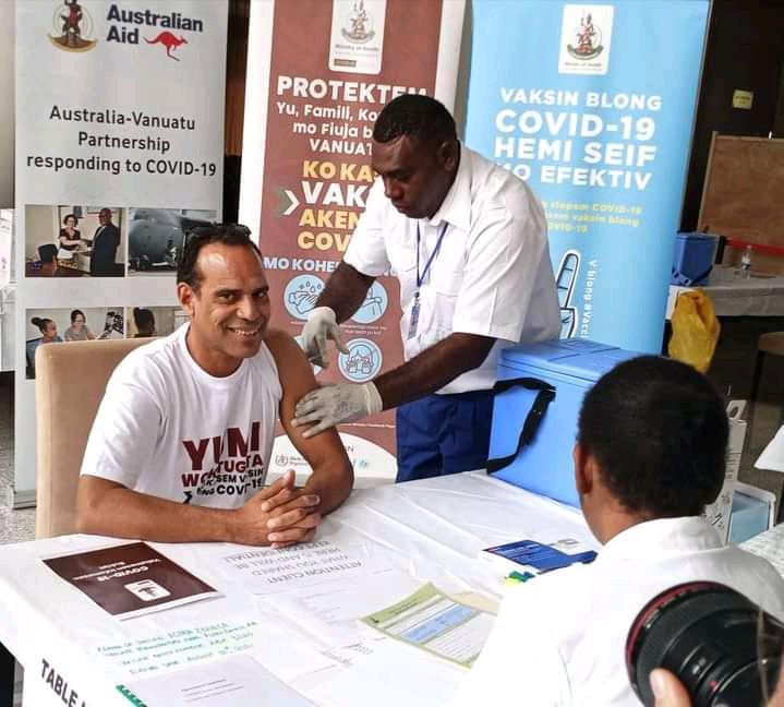 Hon. Ralph Regenvanu, Leader of Opposition, taking his first doze of Aztrazeneca vaccine at the Convention Centre.

Source : #VanuatuDailyPost