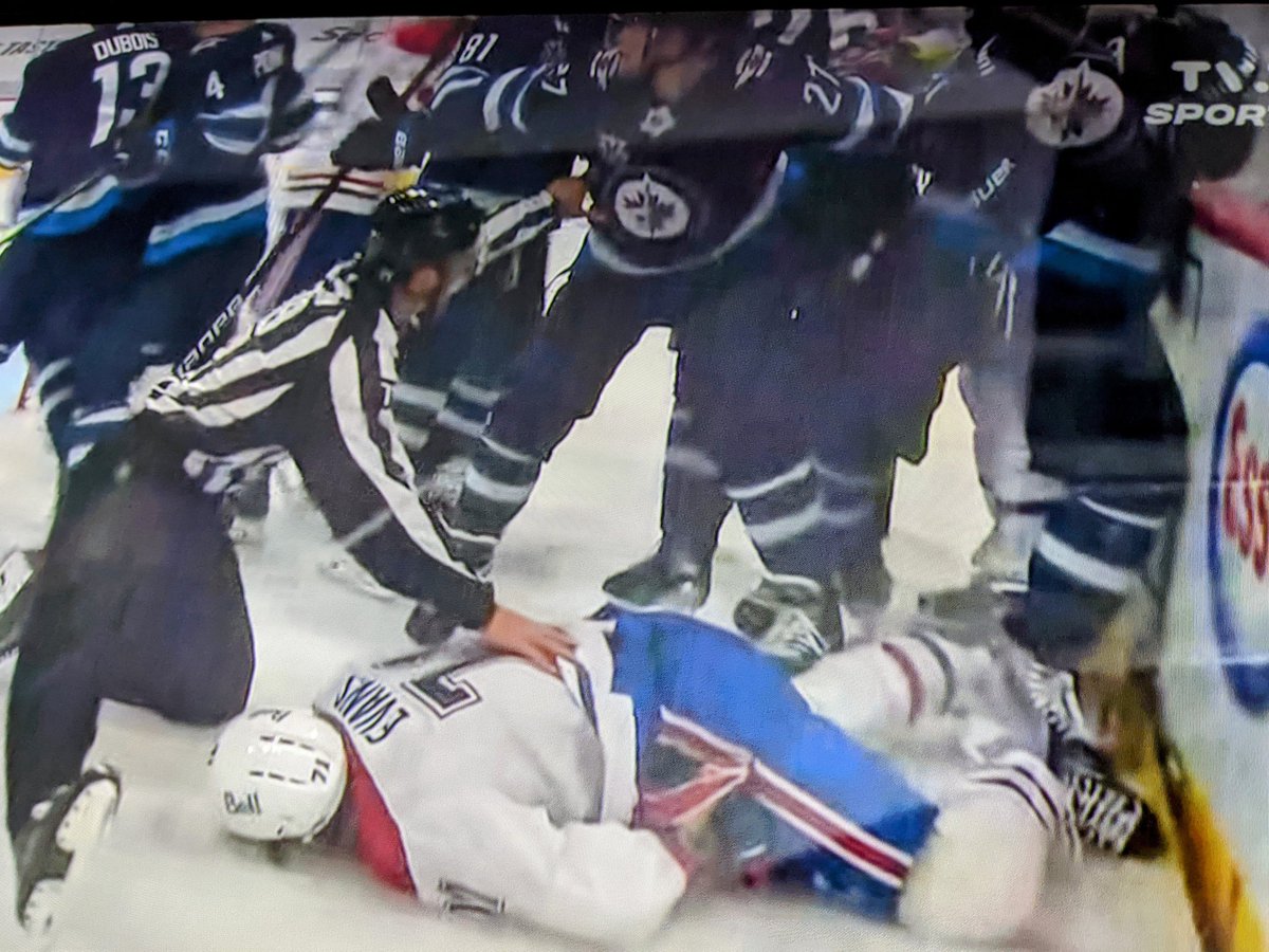 Ehlers (# 27) bracing himself against the scrum to protect an injured, defenseless Jake Evans is something that won't get any airtime, but should be acknowledged. That was a hockey play. That was a human play.
#GoHabsGo 
#GoJetsGo