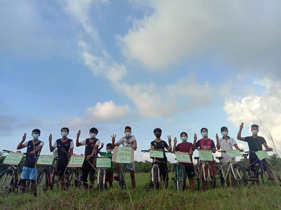 leocharm02's tweet photo. "Bicycle Strike " at a beach against the military dictatorship by the youths in Longlone Tsp  on "World Bicycle Day". 

#June3Coup #WhatsHappeningInMyanmar #LessTalkMoreActionsASEAN https://t.co/MLiTKNbQGK