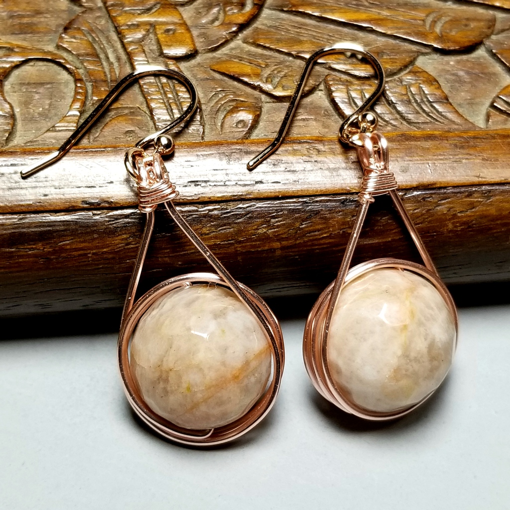 Wire Wrapped Rose Gold Sunstone Earrings, Earthy Jewelry #sunstone #earthyjewelry #theartisangroup #womensearrings #giftidea

arkayscreations.com/product/wire-w…