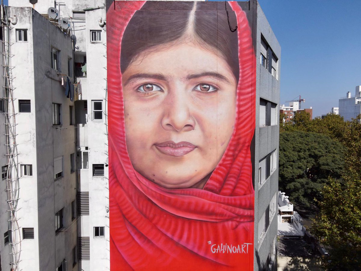 floresimosquera's tweet photo. la joven #defensoradeddhh incansable del derecho a la #educación de las niñas nos da a conocer una faceta completamente nueva; @VogueSpain  dedicado a @Malala Yousafzai
en #Uruguay @gallinoart https://t.co/rXupogC1ec