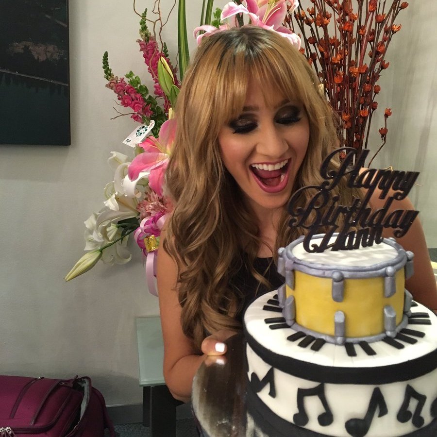 HaAshfanchile's tweet photo. Hay cosas que se heredan 😂❤️ #HBDMathilda @haashoficial https://t.co/mrpQZE6Bet