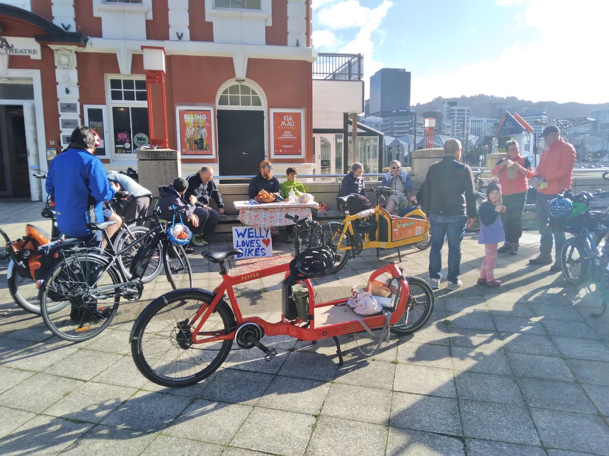LoopDetected's tweet image. Celebrating world bicycle day today with some friends, low-key picnic outside Te Papa.  @AxleRyde @CycleAwareWgtn