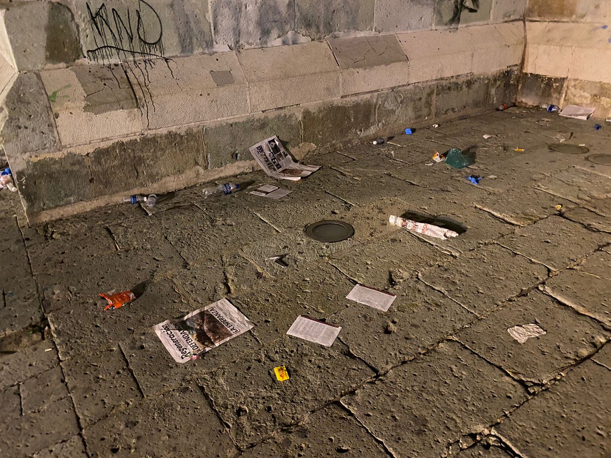 DID_Oaxaca's tweet photo. Apenas hace unos días ciudadanas y ciudadanos preocupados por la ciudad limpiaron la Alameda, hoy simpatizantes de @FMartinezNeri la dejaron hecha un basurero.

@efektoaguila @alex_vaskez @EdgarCLujan @SAGOSE68 @VAQUEROREYES1 @JuntosVamoss https://t.co/RbHrPU3Ahp