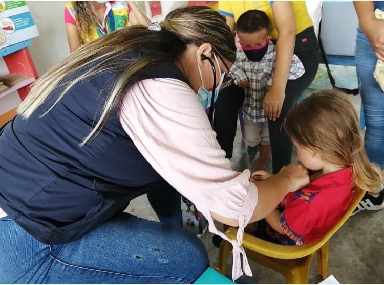 drecheverrialex's tweet photo. #Chucaple

Profesionales del Centro de Salud Tipo A Chucaple ejecutaron Brigada Médica en el CNH Amiguitos por siempre, donde se realizaron las siguientes actividades: 

✅ Atención Médica, Obstétrica y Odontológica
✅ Vacunación
✅ Entrega de medicamentos
✅ Peso, Talla. 👦🏻 https://t.co/y6zh7o0cvy